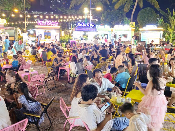 Chợ đêm Nha Trang tại công viên bờ biển phía Bắc cầu Trần Phú thu hút đông người dân và du khách dịp lễ.
