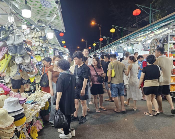 Phố đi bộ rộn ràng với khách trong và ngoài nước.