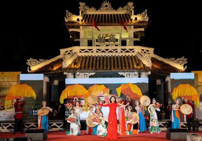 Chương trình biểu diễn nghệ thuật đắc sắc thu hút nhiều người dân và du khách tham gia 