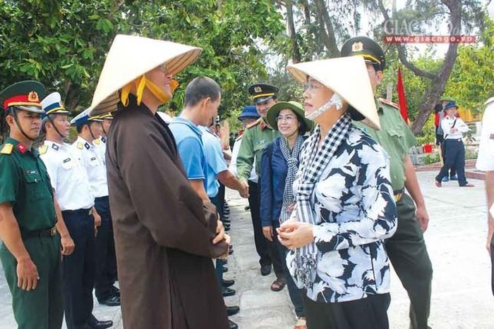 Gặp gỡ và trò chuyện trên đảo