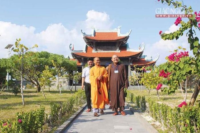 Quý Thầy trên đảo Song Tử Tây đón đoàn thăm đảo, viếng chùa