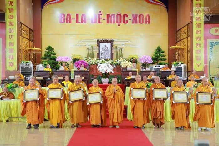 Tặng Bằng tuyên dương công đức đến chư tôn đức giới sư đàn Sa-di