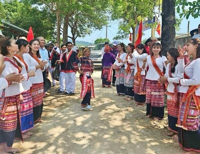 Bà con làng Canh Giao vui mừng khi điện lưới quốc gia về làng.