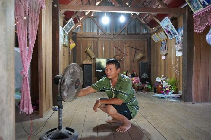 Người dân sắm sửa các đồ điện trong gia đình.