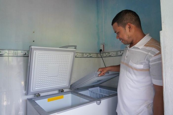 Có điện lưới quốc gia, anh Lê Văn Mai sắm sửa tủ lạnh phục vụ đời sống gia đình.