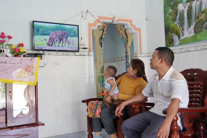 Gia đình anh Mai xem ti vi từ chính dòng điện lưới quốc gia.