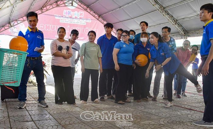 Trờ chơi ném bóng vào rổ. 