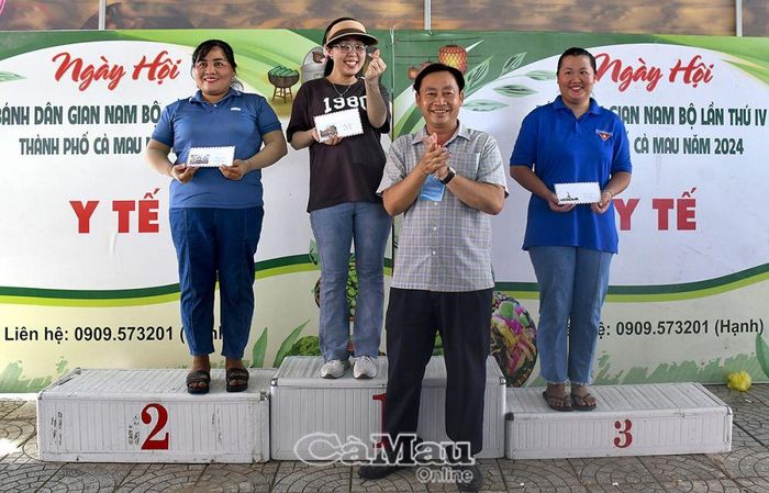 Ông Phùng Văn Kẽm, Phó trưởng Phòng Văn hóa và Thông tin TP Cà Mau, trao giải trò chơi bánh xe lịch sử.