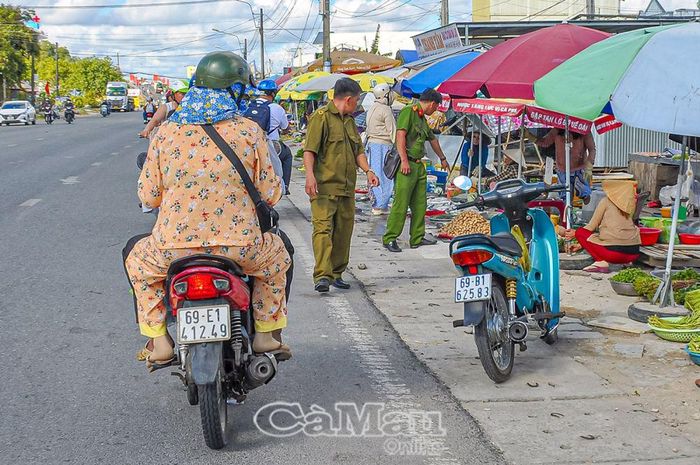 Dù được lực lượng chức năng nhiều lần nhắc nhở, nhưng các tiểu thương vẫn vô tư bày hàng bán lấn chiếm lề đường. (Ảnh chụp điểm chợ tự phát trên tuyến Quốc lộ 1, đoạn qua xã Lý Văn Lâm, gần cầu Lương Thế Trân).