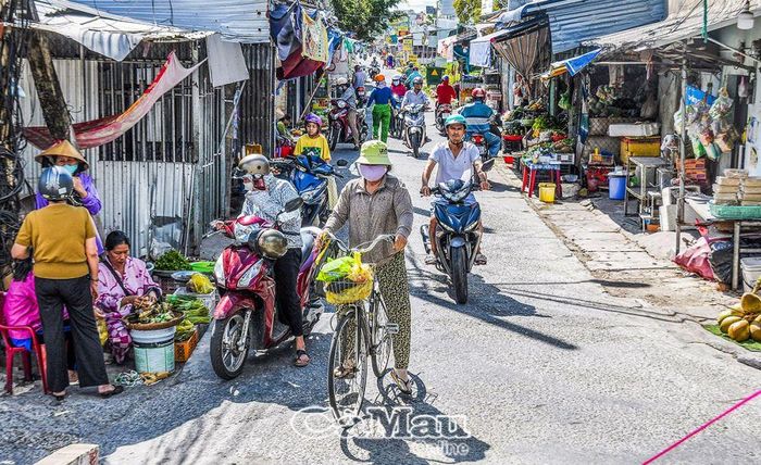  Cuối đường Nguyễn Công Trứ, Khóm 1, phường 8 (đoạn gần Kênh Gạch Rập) khu vực này nhiều lần nhắc nhở đến nay các tiểu thương buôn bán số lượng hiện hữu đông hơn trước đây, nhất là vào giờ cao điểm nơi đây lúc nào cũng ùn tắc, làm ảnh hưởng giao thông.