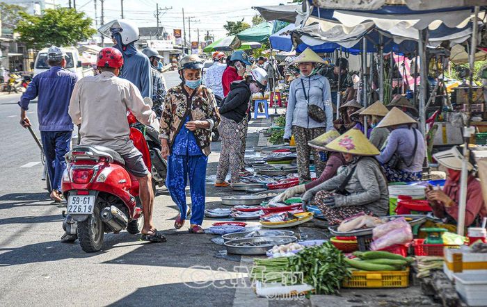 Ðiểm họp chợ tự phát trên đường Nguyễn Trãi, thuộc Khóm 6, Phường 9, TP Cà Mau (đoạn cống Kênh Mới).