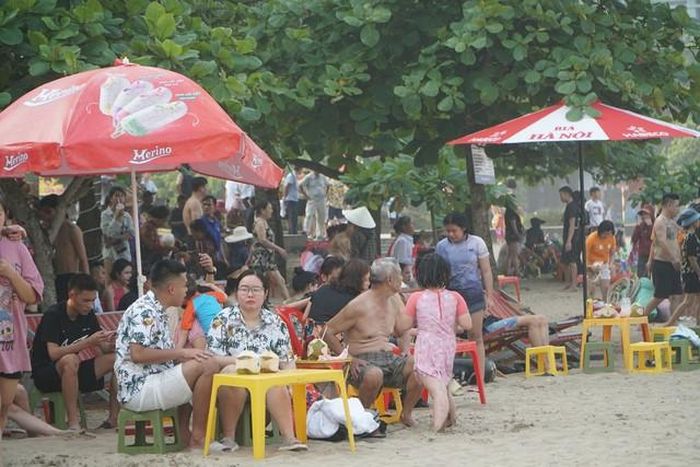 Các hàng quán đông nghịt người.