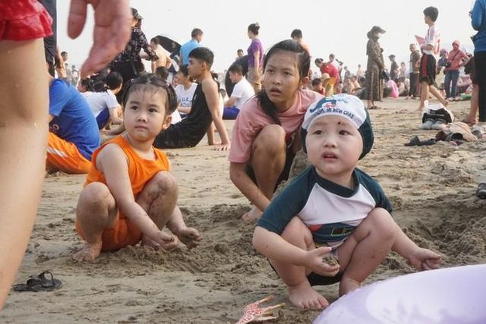 Bãi biển là nơi lý tưởng để các cháu nhỏ chơi.