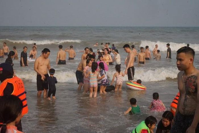 Người dân xuống biển giải nhiệt trong những ngày nghỉ.