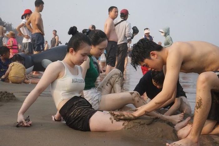Du khách nghỉ ngơi sau khi bơi lội.