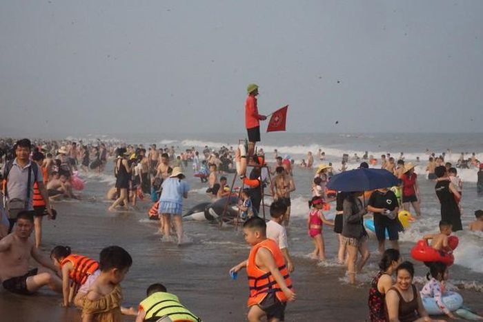 Đội cứu hộ liên tục nhắc nhở người dân không được ra xa bờ.