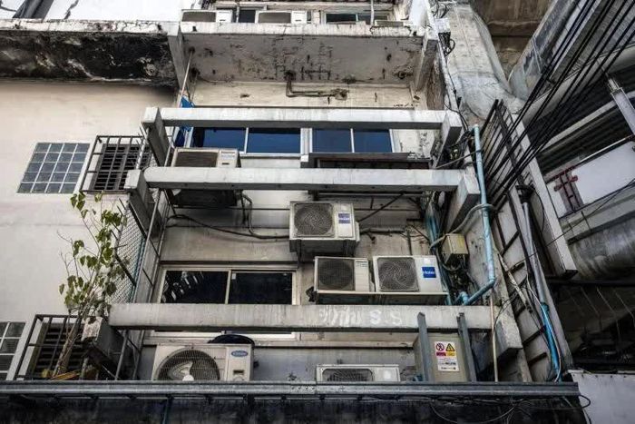  Thiết bị điều hòa không khí tại một tòa nhà trong thời tiết nắng nóng ở Bangkok hôm 29/4. Ảnh: Bloomberg. 