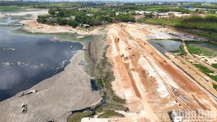Từ đầu năm 2024, Công ty Trách nhiệm hữu hạn một thành viên khai thác công trình thủy lợi Đồng Nai thực hiện dự án cải tạo đập thủy lợi và nạo vét hồ Sông Mây. Quá trình thi công xả nước và thời tiết khô hạn khiến cá chết hàng loạt.