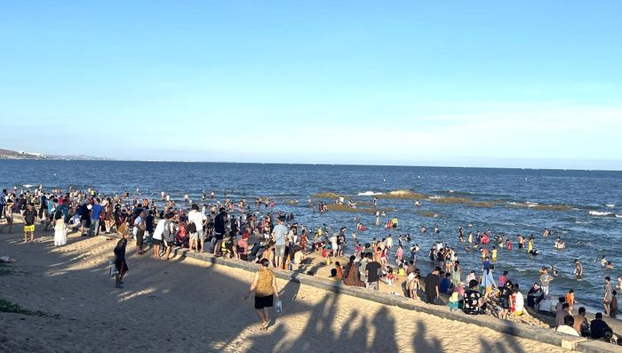  Các bãi biển ở TP Phan Thiết chật kín du khách 