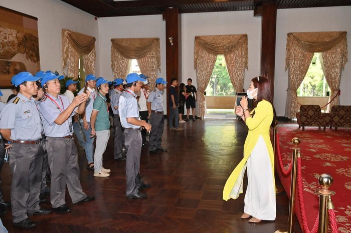 Ông Trần Hữu Phước cho biết thêm, thời gian tới, Hội trường Thống Nhất có kế hoạch ứng dụng công nghệ trong hoạt động bảo tồn và phát huy giá trị Dinh Độc Lập; số hóa không gian trưng bày và hiện vật; ứng dụng công nghệ trong trưng bày và diễn giải thông tin nhằm mang đến cho công chúng những câu chuyện lịch sử và không gian trải nghiệm mới mẻ, đưa Dinh Độc Lập đến gần hơn với giới trẻ.