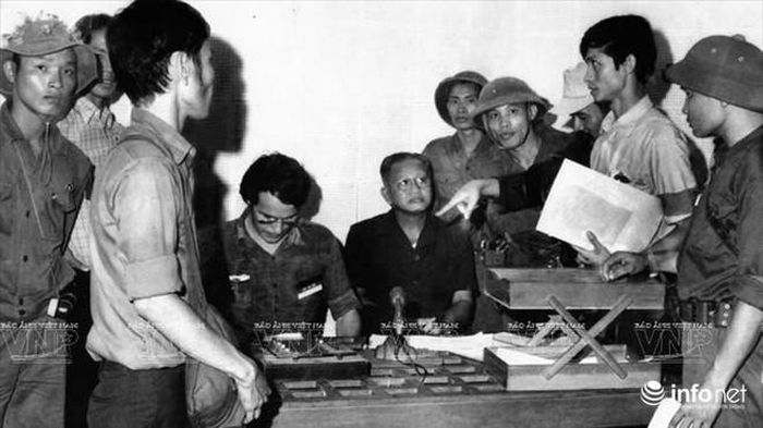 10 giờ 45 phút ngày 30/4/1975, ta tiến đánh vào Dinh Độc Lập, bắt sống toàn bộ chính quyền Sài Gòn, buộc Tổng thống Dương Văn Minh (áo đen) phải tuyên bố đầu hàng không điều kiện. Ảnh:Kỳ Nhân
