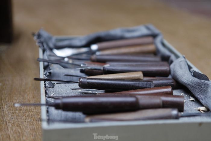 Bộ đồ nghề để khắc mộc bản của anh Thạo. Ảnh: Nguyễn Thắng