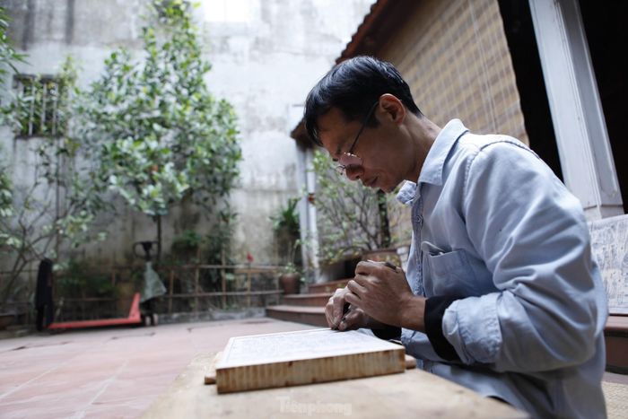Theo anh Thạo, nghề khắc mộc bản kinh Phật đòi hỏi nhiều công phu, với các công đoạn rất cầu kỳ. Mộc bản kinh Phật thường khắc trên gỗ thị. Anh chọn những cây thị thật già, có tuổi đời khoảng trăm năm. Ảnh: Nguyễn Thắng