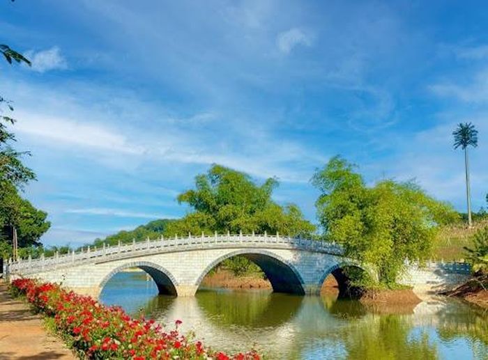 Góc nhỏ cổ trang, cầu hoàng gia ngang lối