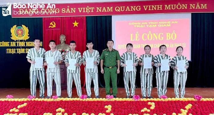 Lãnh đạo Trại Tạm giam Công an tỉnh Nghệ An trao quyết định giảm thời hạn chấp hành án phạt tù cho các phạm nhân. Ảnh: PV