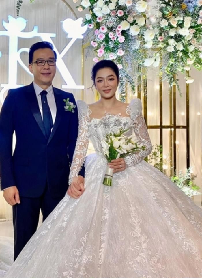 Chiếc váy cưới khiến Hà Than Xuân bị đồn lấy chồng lần 2 thực chất là váy cưới cô mặc hồi kết hôn với "vua cá Koi" Thắng Ngô