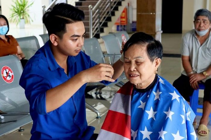  Đảng viên trẻ Vũ Quyết Thắng ở phường Duyên Hải, thành phố Lào Cai. 