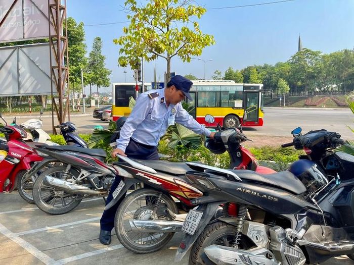  Ông Nguyễn Văn Vỹ (58 tuổi) làm công việc bảo vệ tòa nhà tại thành phố Lào Cai đã được hơn 7 năm. 