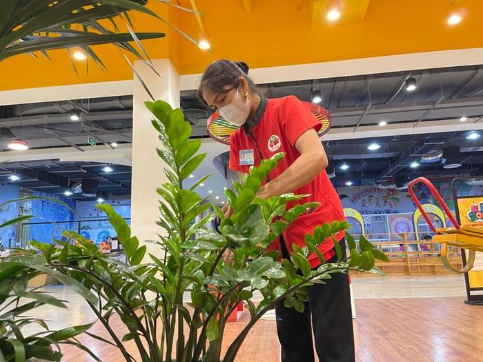  Cô Nguyễn Thị Xóa, nhân viên vệ sinh tại Trung tâm thương mại Go! Lào Cai làm việc trong dịp lễ 30/4 - 1/5. 