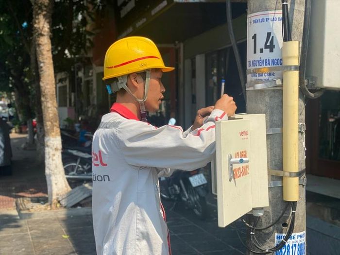  Nhân viên kỹ thuật Viettel Lào Cai bảo dưỡng hạ tầng mạng lưới trong ngày 29/4/2024. 