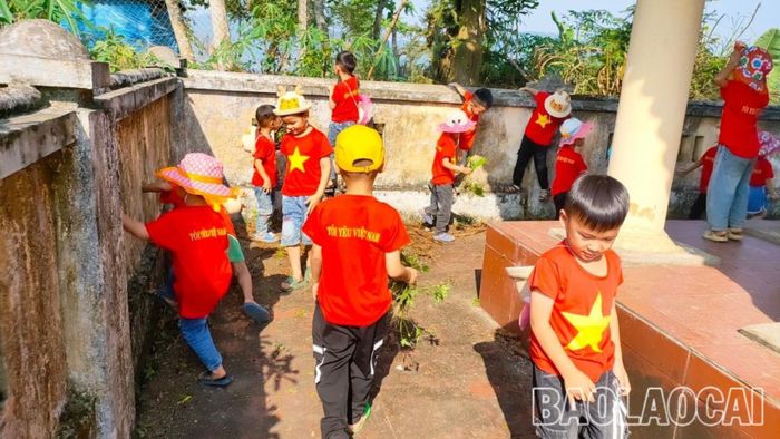  Tại buổi tham quan, cô và trò đã cùng nhau dâng hương tưởng niệm các anh hùng liệt sĩ, tổ chức dọn vệ sinh, nhổ cỏ xung quanh khu vực Đài tưởng niệm. Đây là hoạt động ý nghĩa chào mừng ngày Giải phóng miền Nam thống nhất đất nước, đồng thời cũng là hoạt động thiết thực giúp trẻ hiểu được ý nghĩa của các cuộc đấu tranh bảo vệ Tổ quốc, khơi gợi ở trẻ lòng biết ơn với các anh hùng liệt sĩ và tình yêu quê hương, đất nước. 
