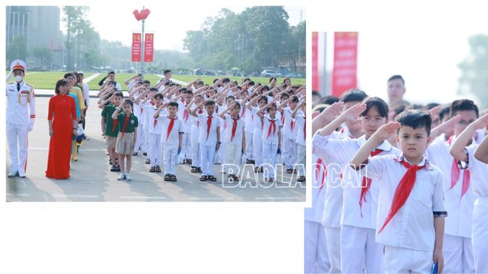  Trong không khí trang nghiêm tại quảng trường Ba Đình lịch sử, Quốc ca được vang lên, lá cờ đỏ sao vàng được kéo cao, tung bay trong gió, các em học sinh ai nấy đều xúc động dâng trào. Trước anh linh của Người, các em học sinh hứa sẽ luôn cố gắng chăm ngoan, học giỏi, xứng đáng là cháu ngoan Bác Hồ kính yêu. 