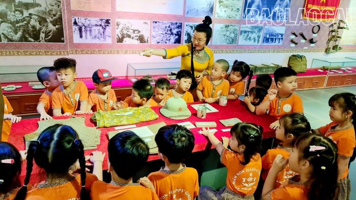  Dịp này, nhiều nhà trường lựa chọn Bảo tàng tỉnh để tổ chức hoạt động trải nghiệm cho học sinh. Tại đây, các em được giáo dục truyền thống uống nước nhớ nguồn, lịch sử dân tộc Việt Nam qua các thời kỳ, từ đó bồi đắp thêm cho các em tình yêu quê hương, đất nước và con người Việt Nam. 