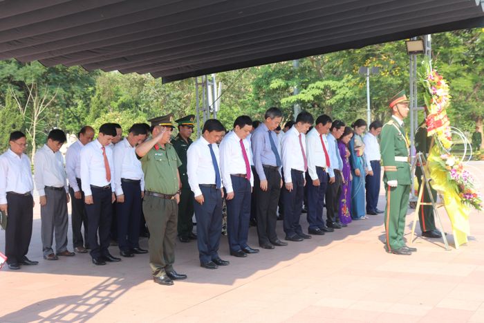 Lãnh đạo tỉnh hành lễ tại Di tích Thành Cổ Quảng Trị - Ảnh: N.P