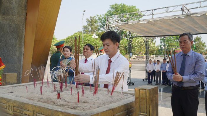 Bí thư Tỉnh ủy Lê Quang Tùng và lãnh đạo tỉnh dâng hương tại Nghĩa trang liệt sĩ Quốc gia Đường 9 - Ảnh: N.P