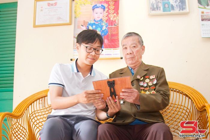 Cựu chiến binh Lê Duy Nghĩa chia sẻ những kỷ niệm trong thời gian chiến đấu ở chiến trường miền Nam với phóng viên.