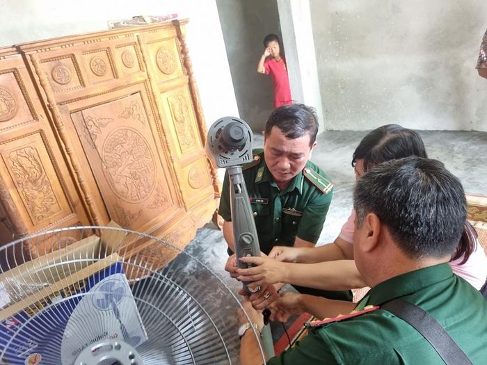 Tự tay lắp đặt các thiết bị phục vụ cuộc sống giúp hộ già cả 