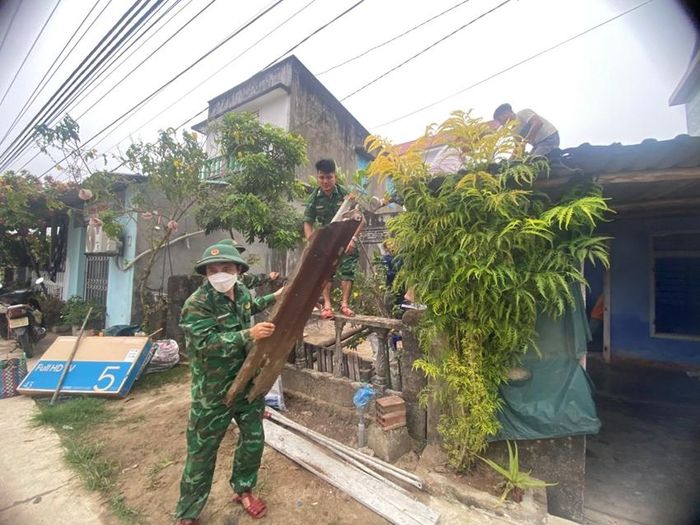 Các anh giúp xây dựng, sửa chữa nhà cho người dân biên giới 