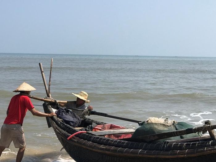 Ngư dân cũng tranh thủ kiếm thêm thu nhập những ngày lễ