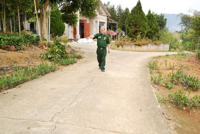 Cựu chiến binh Nguyễn Mạnh Hà, ở xã Trì Quang (Lào Cai) vận động người dân đóng góp công sức và hàng trăm triệu đồng để làm đường giao thông nông thôn, đi lại thuận tiện, góp phần phát triển kinh tế- xã hội ở địa phương. Ảnh: Quốc Hồng