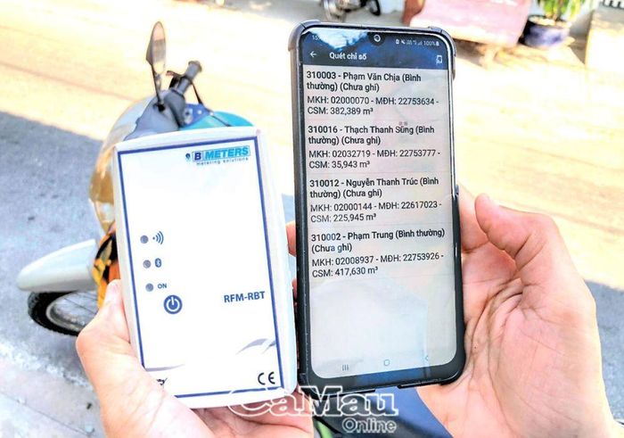 Trong phạm vi 150 m, chiếc máy quét kết hợp cùng điện thoại thông minh sẽ hiển thị đủ thông tin khách hàng và chỉ số nước tiêu dùng hằng tháng.