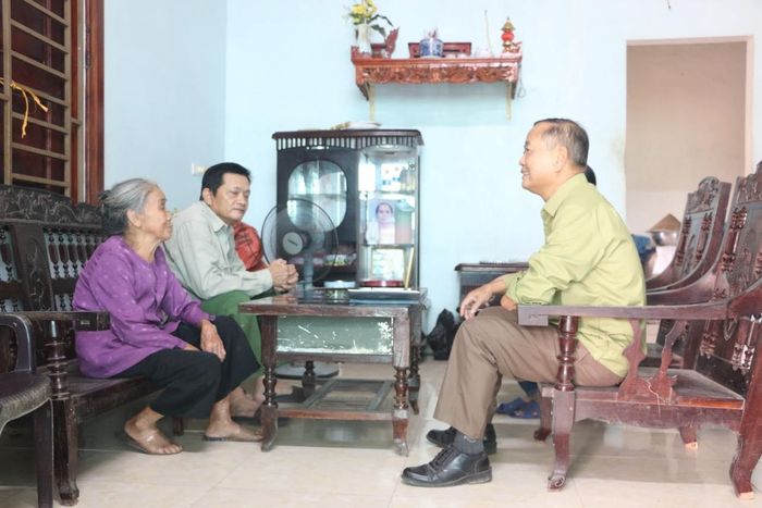 Trưởng thôn Nguyễn Văn Thành thường xuyên tới nhà thăm hỏi, tìm hiểu tâm tư, nguyện vọng của người dân.