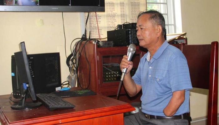 Ông Nguyễn Văn Thành thông báo trên loa phát thanh các công việc đến người dân thôn Vĩnh Trung.