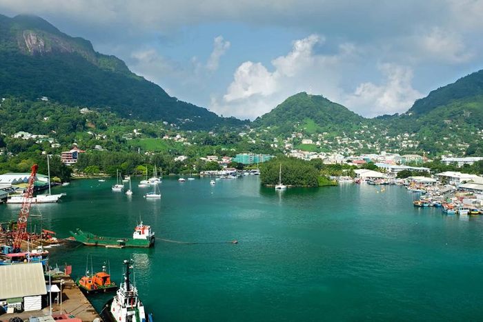 Dù là khu định cư lớn nhất và chiếm tới 1/3 dân số quần đảo Seychelles ở Ấn Độ Dương, nhưng Victoria vẫn là một trong những thành phố thủ đô nhỏ nhất trên thế giới