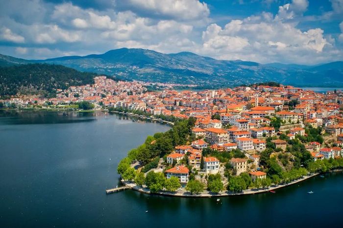 Thành phố xinh đẹp Kastoria ở miền bắc Hy Lạp vốn là trung tâm buôn bán lông thú trong thời kỳ Byzantine. Mặc dù nhu cầu về lông thú đã giảm đi nhưng thành phố với dân số khoảng 13.400 người vẫn giữ được sự phát triển như thuở ban đầu.