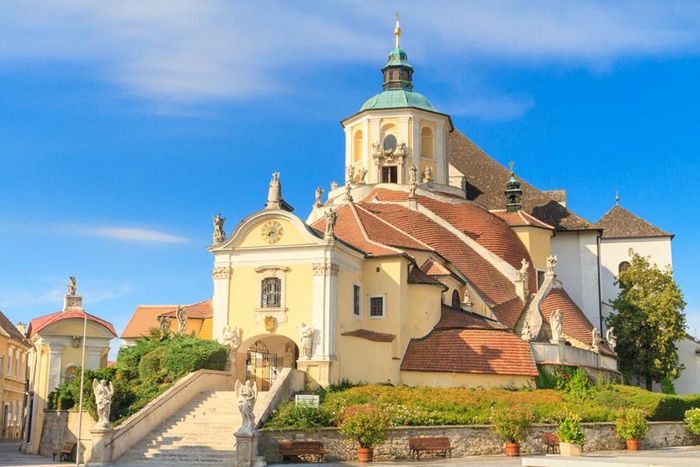 Eisenstadt - thủ phủ bang Burgenland của Áo có dân số dưới 15.000 người. Thành phố nhỏ nhưng thu hút rất nhiều khách du lịch do nhà soạn nhạc Joseph Haydn đã sống và được chôn cất ở đây vào thế kỷ 18